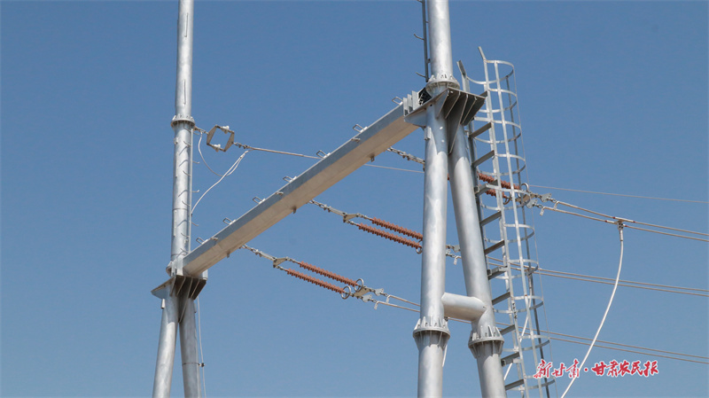 圖為大寨鄉(xiāng)清源50兆瓦農(nóng)林畜光互補(bǔ)光伏發(fā)電項(xiàng)目110千伏升壓設(shè)備