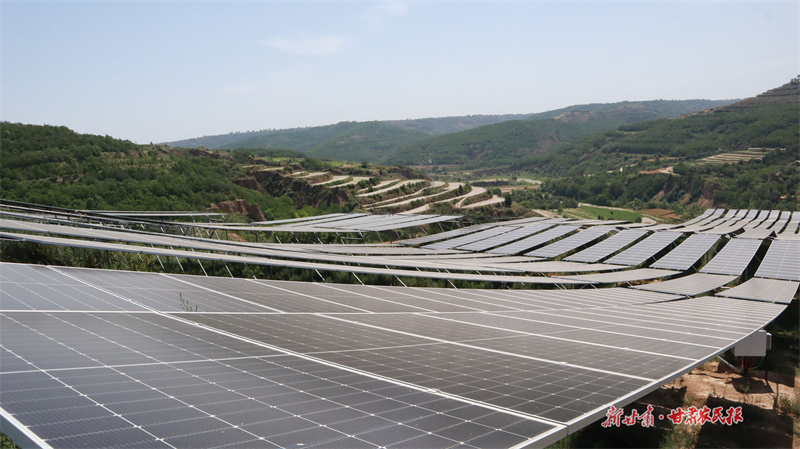 圖為大寨鄉(xiāng)北部山坡光伏板鋪設(shè)情況2