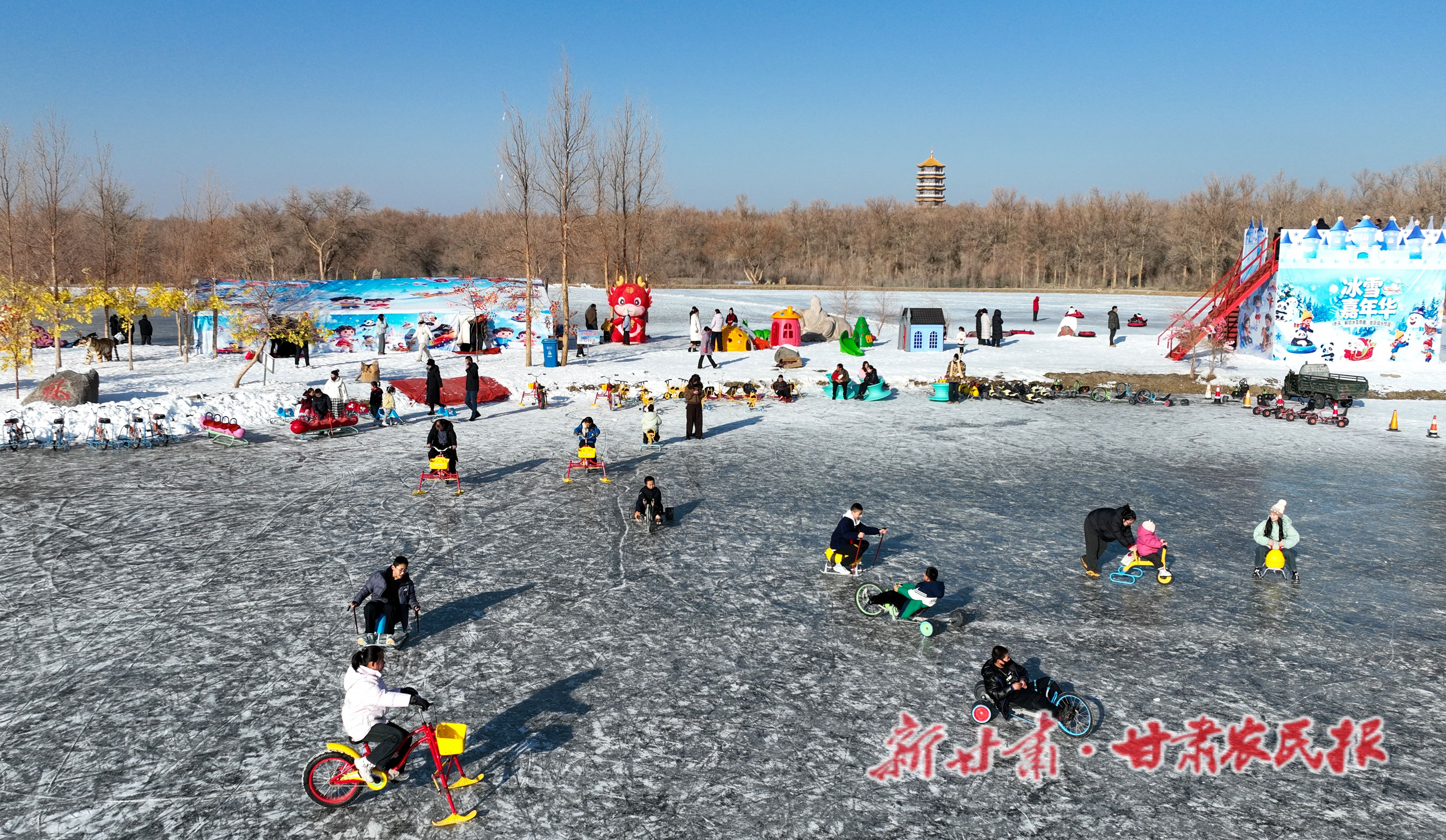 6.沙漠胡楊林景區(qū)冰雪嘉年華樂(lè)園內(nèi)一派熱鬧景象