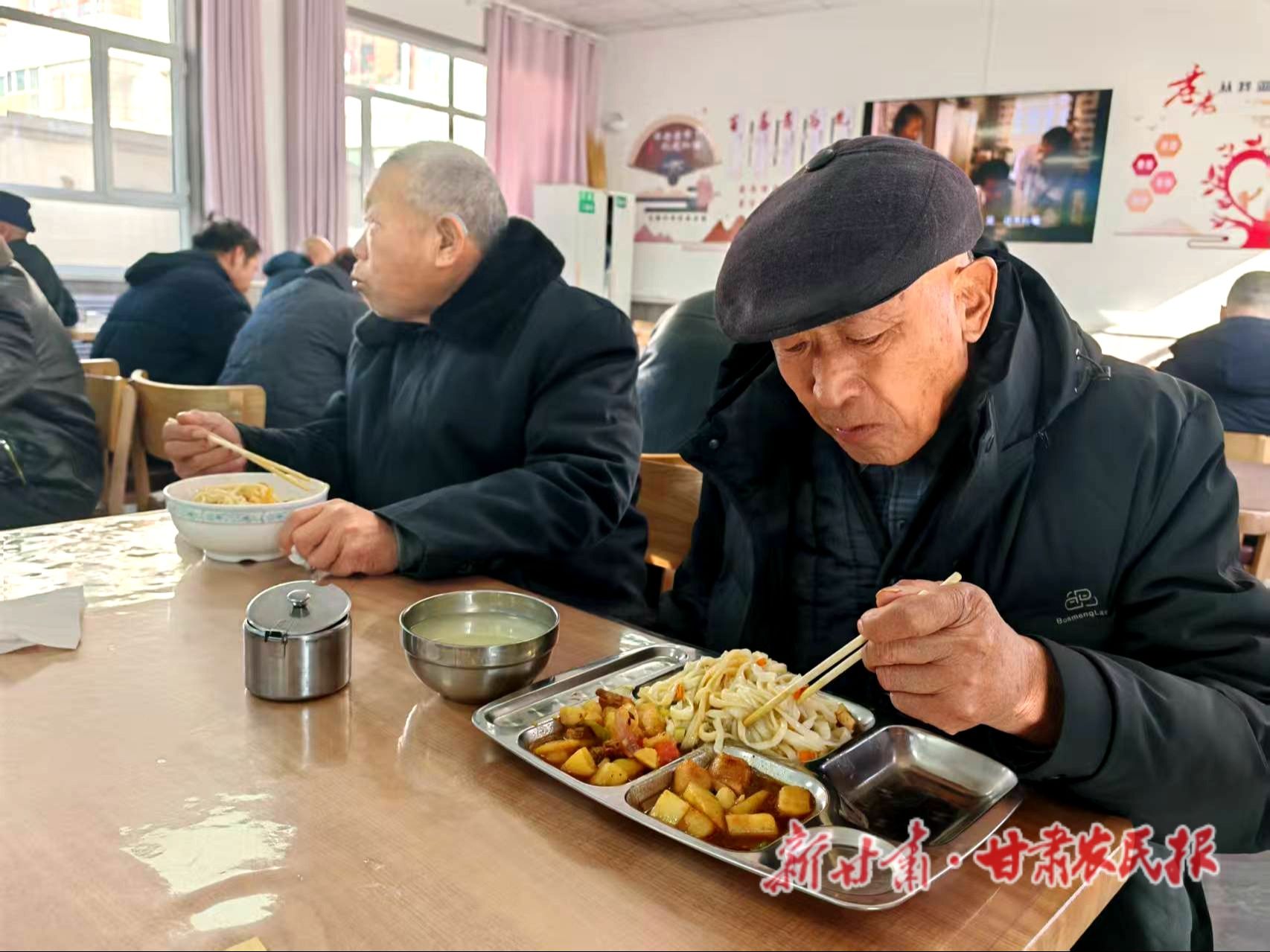 5.老年人在家門口的食堂就餐