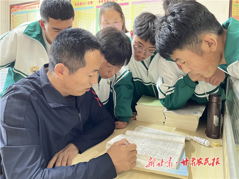 靜寧：言傳身教當好學(xué)生的引路人