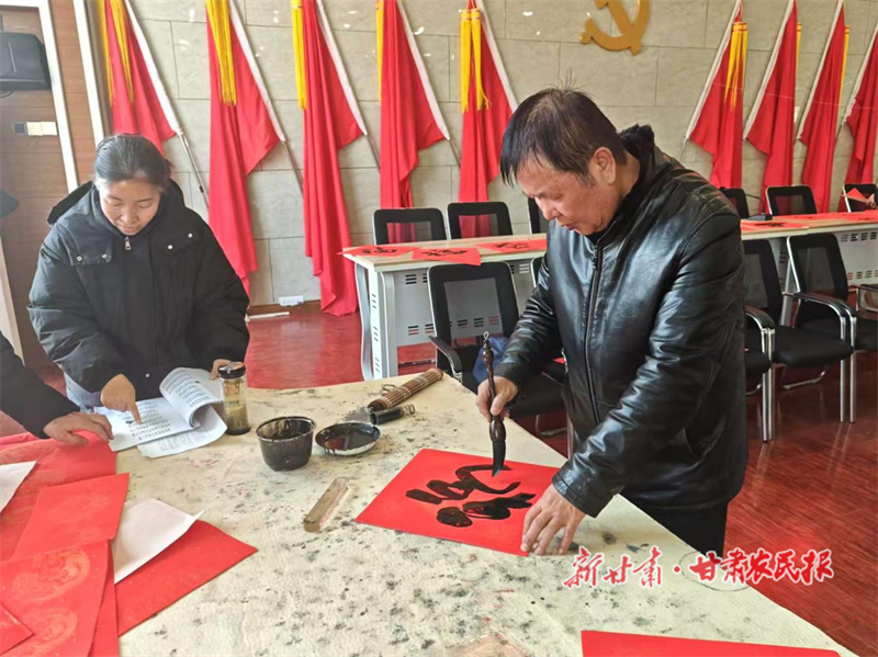 蘭州西固：迎新納福送春聯 筆墨聚情暖人心