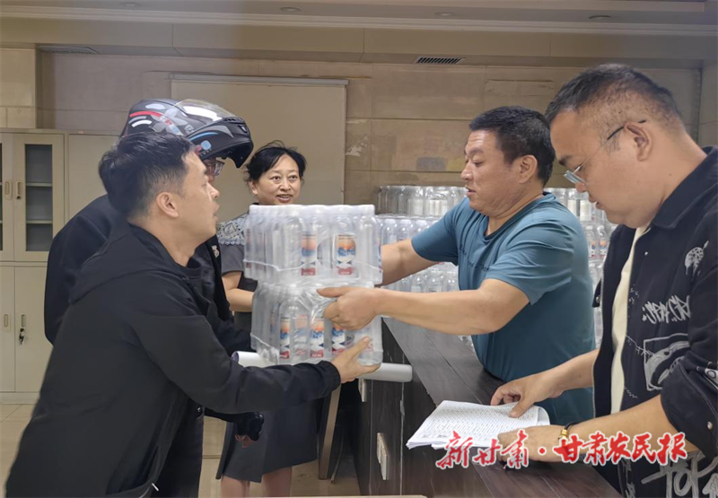 蘭州市福彩中心為全市站點(diǎn)發(fā)放暖心物資