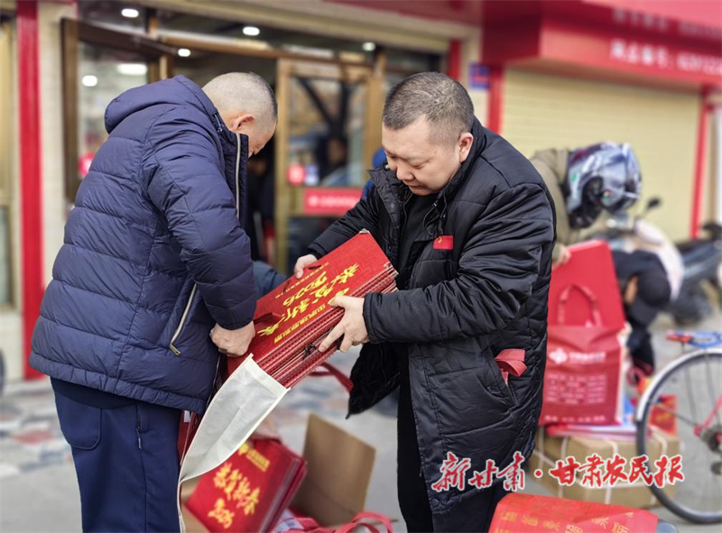 蘭州福彩開展&ldquo;福彩送福&middot;馬年吉祥&rdquo;新年掛歷發(fā)放活動(dòng) 