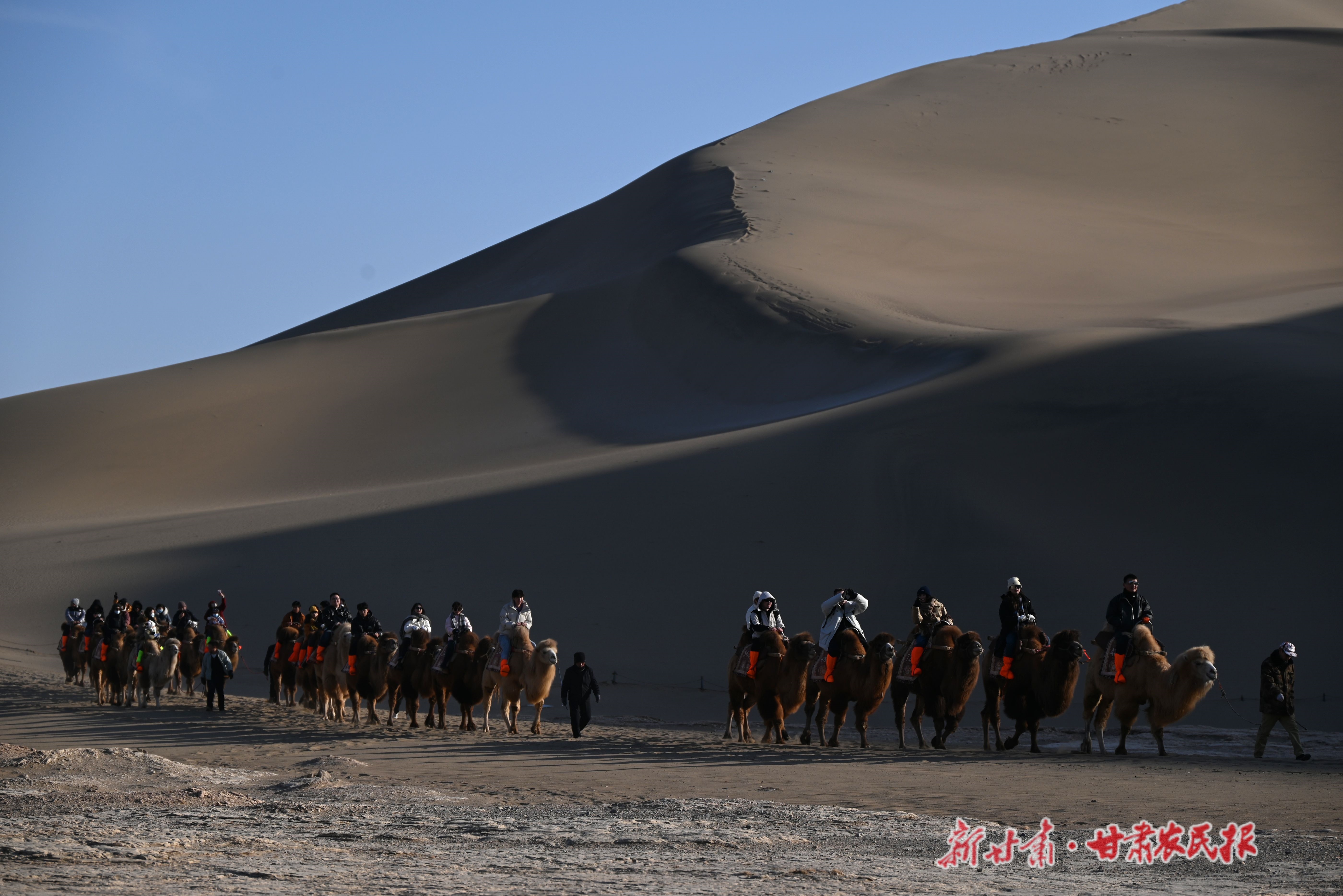 元旦假期,游客在敦煌市暢游大漠風光