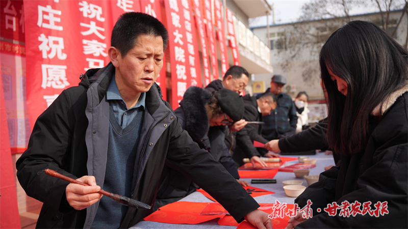 &ldquo;翰墨迎新春 福聯(lián)進(jìn)鄉(xiāng)村&rdquo;：西固區(qū)四季青街道文化惠民暖人心